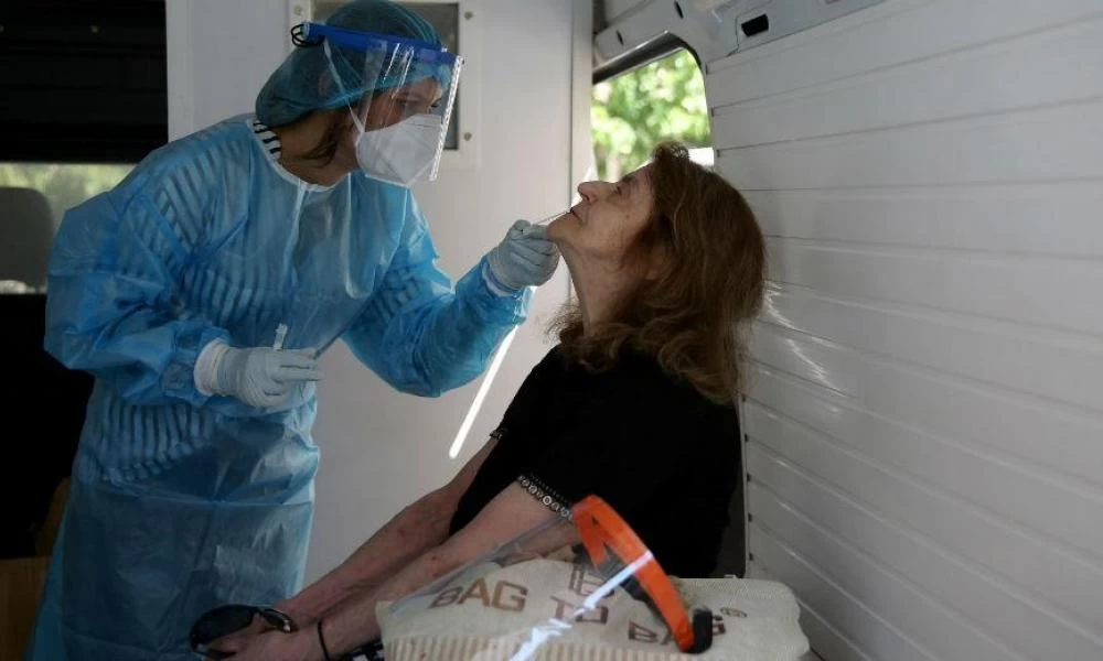 Rapid test παντού: Σε σχολεία, εργοστάσια, καταστήματα και βιομηχανίες